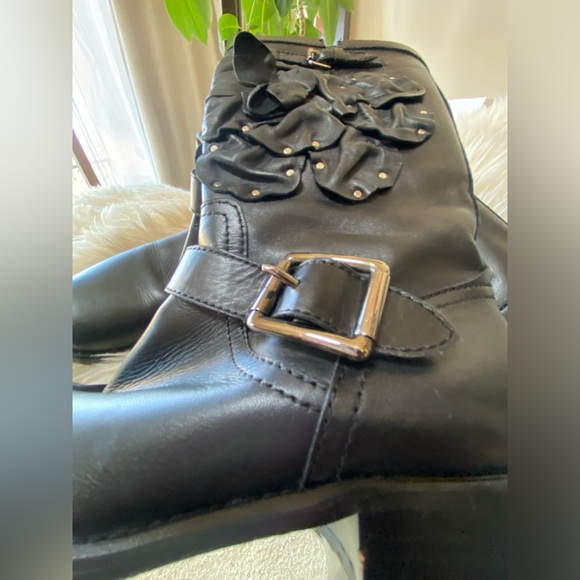 Valentino Unveils: Exquisite Leather Mid-Calf Moto Boots 🖤👢🌹 - Picture 4 of 9